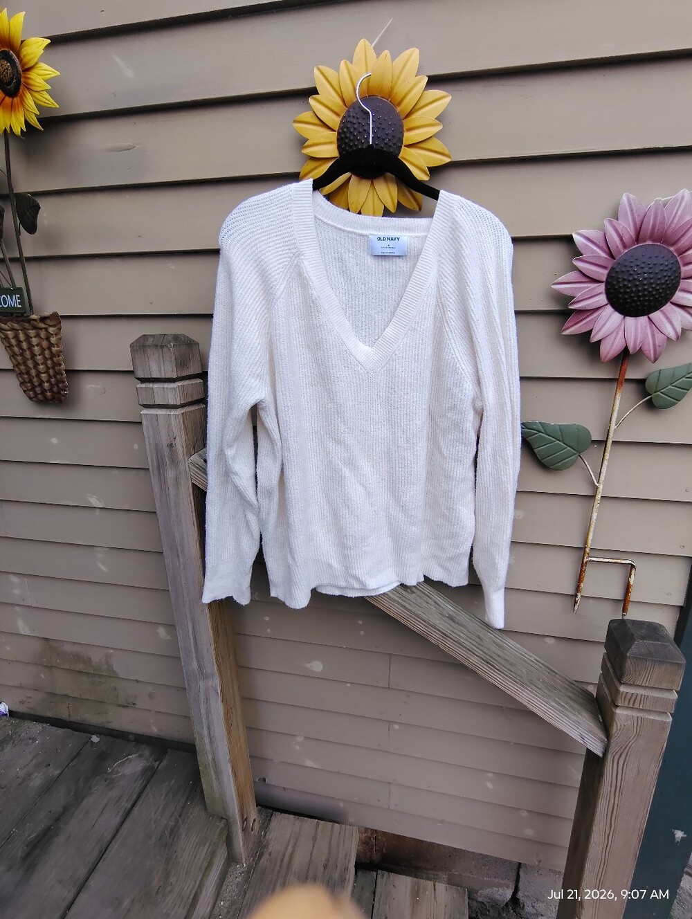 Old Navy Women's Ivory V-Neck Ribbed Sweater